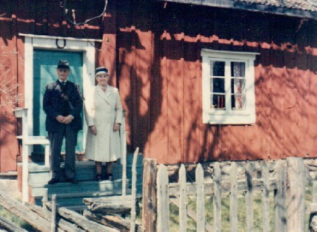 Mormor Constance o morfar Edvin framför soldattorpet , Gottröra